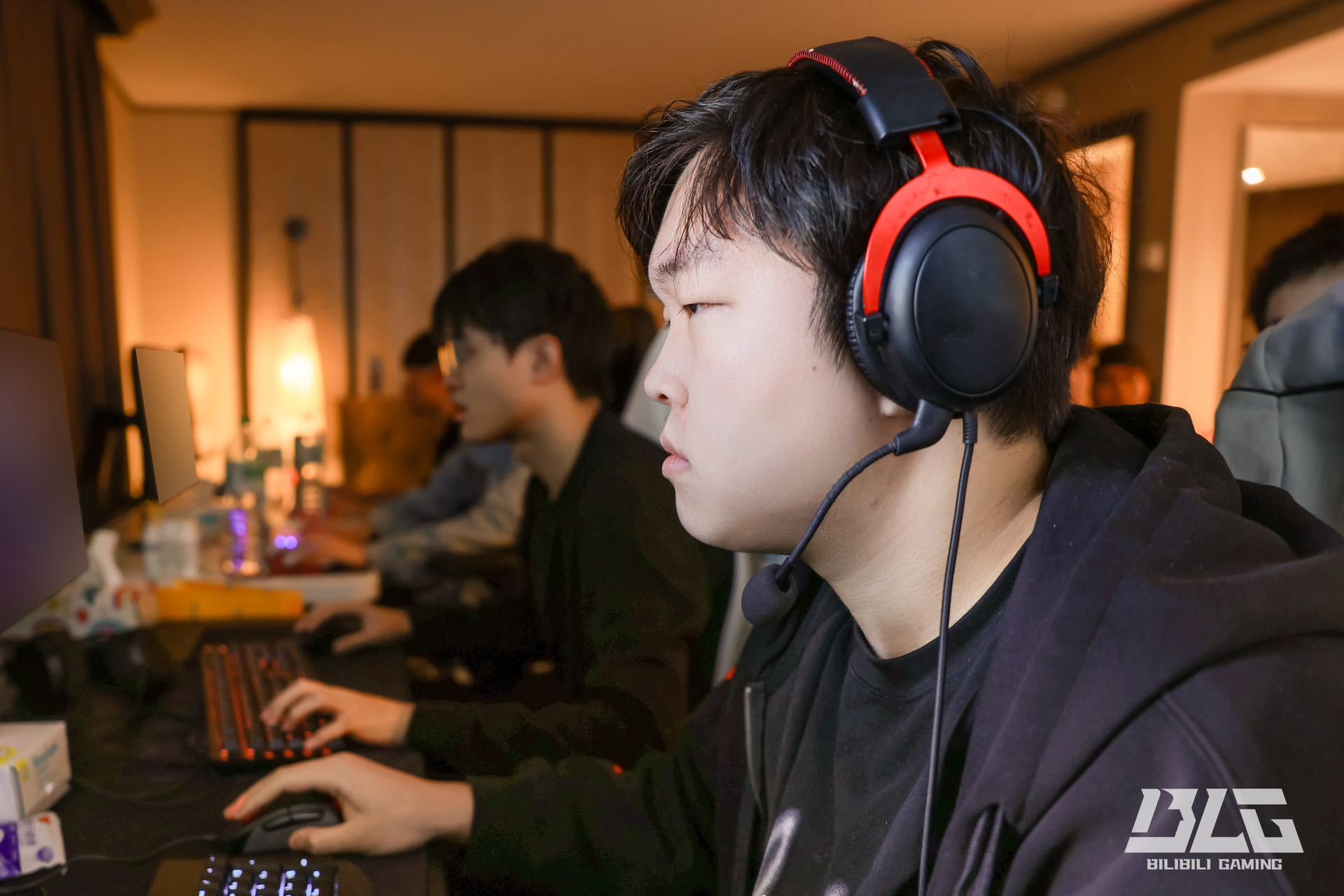 椅行业未来助力玩家享受极致体验瓦利棋牌傲风以技术创新引领电竞(图4)