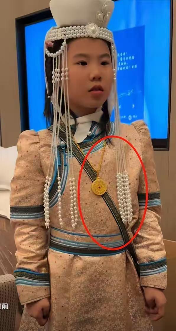 岁生日戴5万金项链家里富丽堂皇超富有瓦力游戏app太排面了！王楠女儿9(图4)