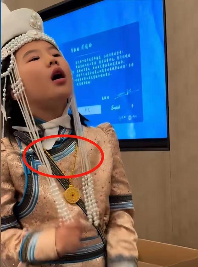 岁生日戴5万金项链家里富丽堂皇超富有瓦力游戏app太排面了！王楠女儿9(图6)